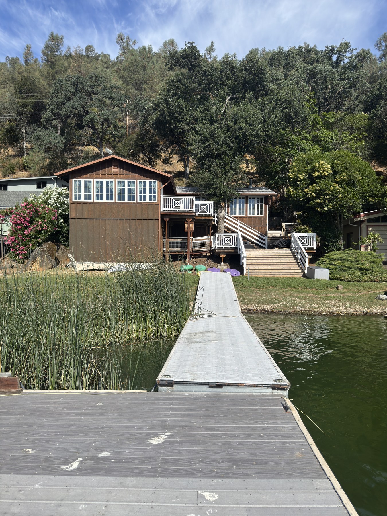 Authentic exterior of Sunrise Cove Lodge beside Clear Lake
