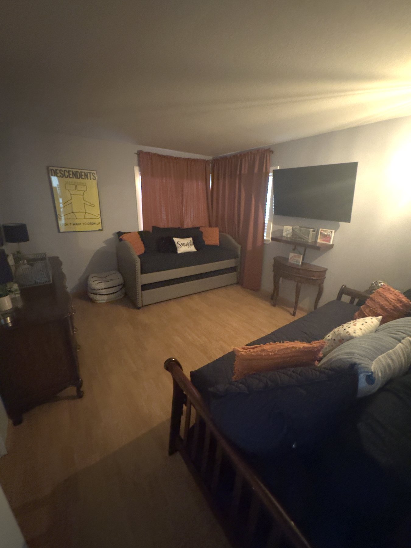 Third bedroom with flexible daybed seating